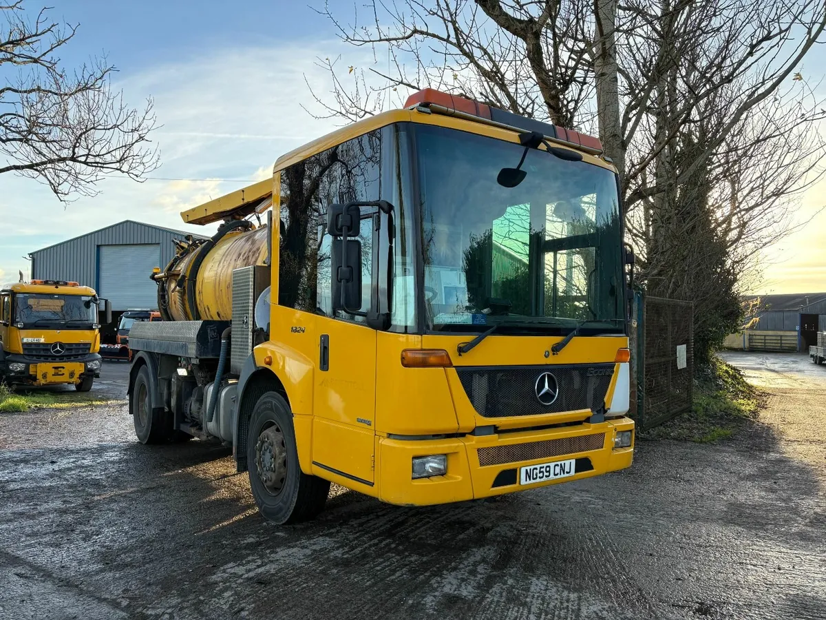2010 Mercedes Econic 4x2 Gully/Vacuum Tanker - Image 3