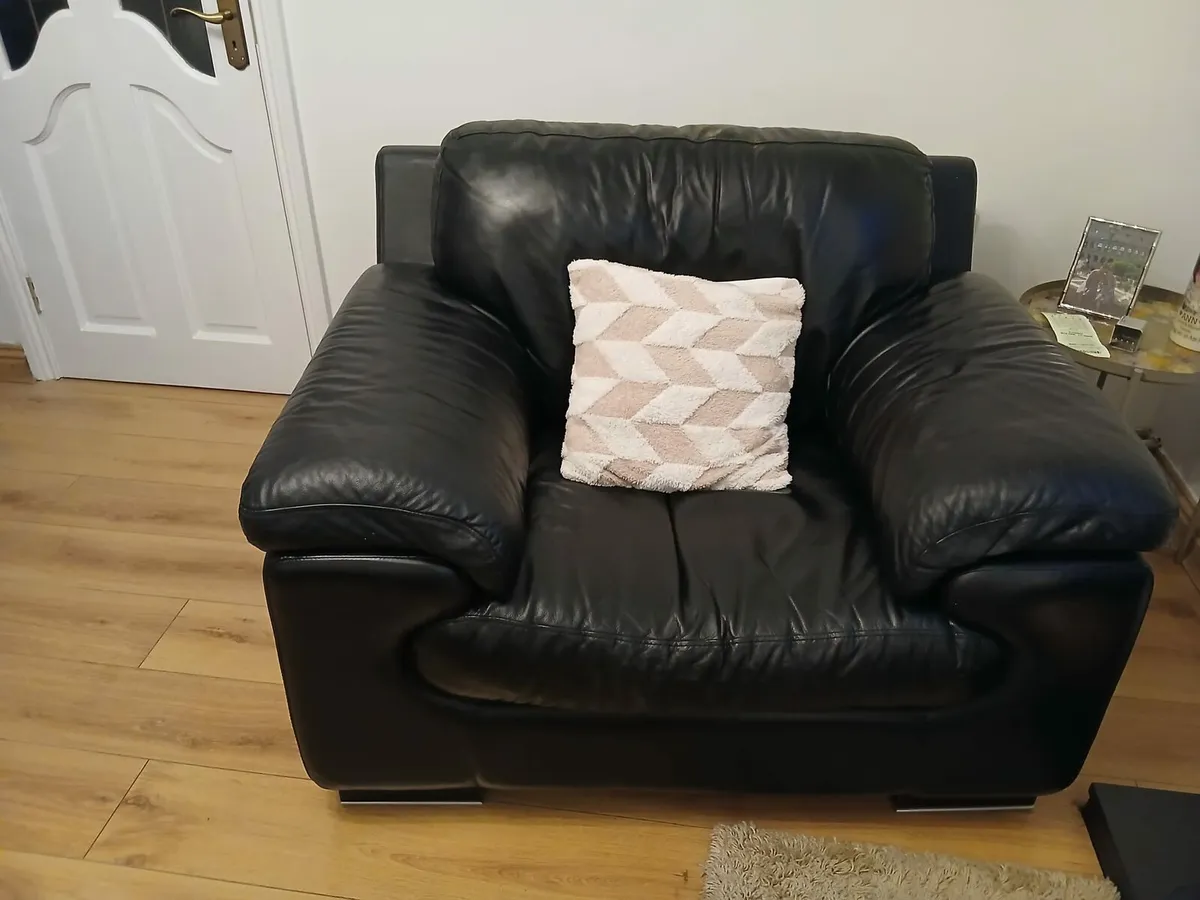 Leather.sofa - Image 1