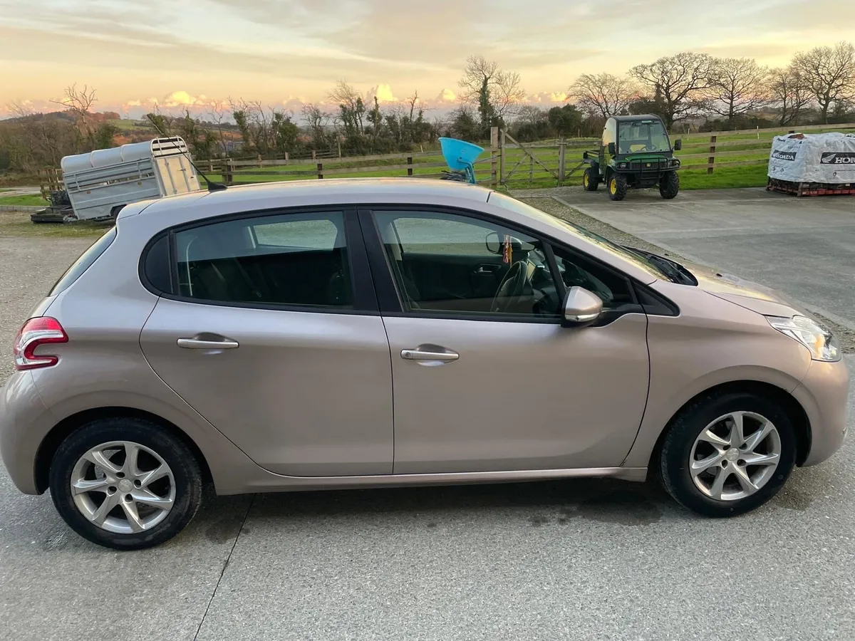 Peugeot 208 2014 - Image 1