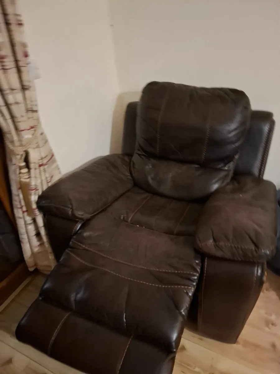 Suite of furniture - Image 1