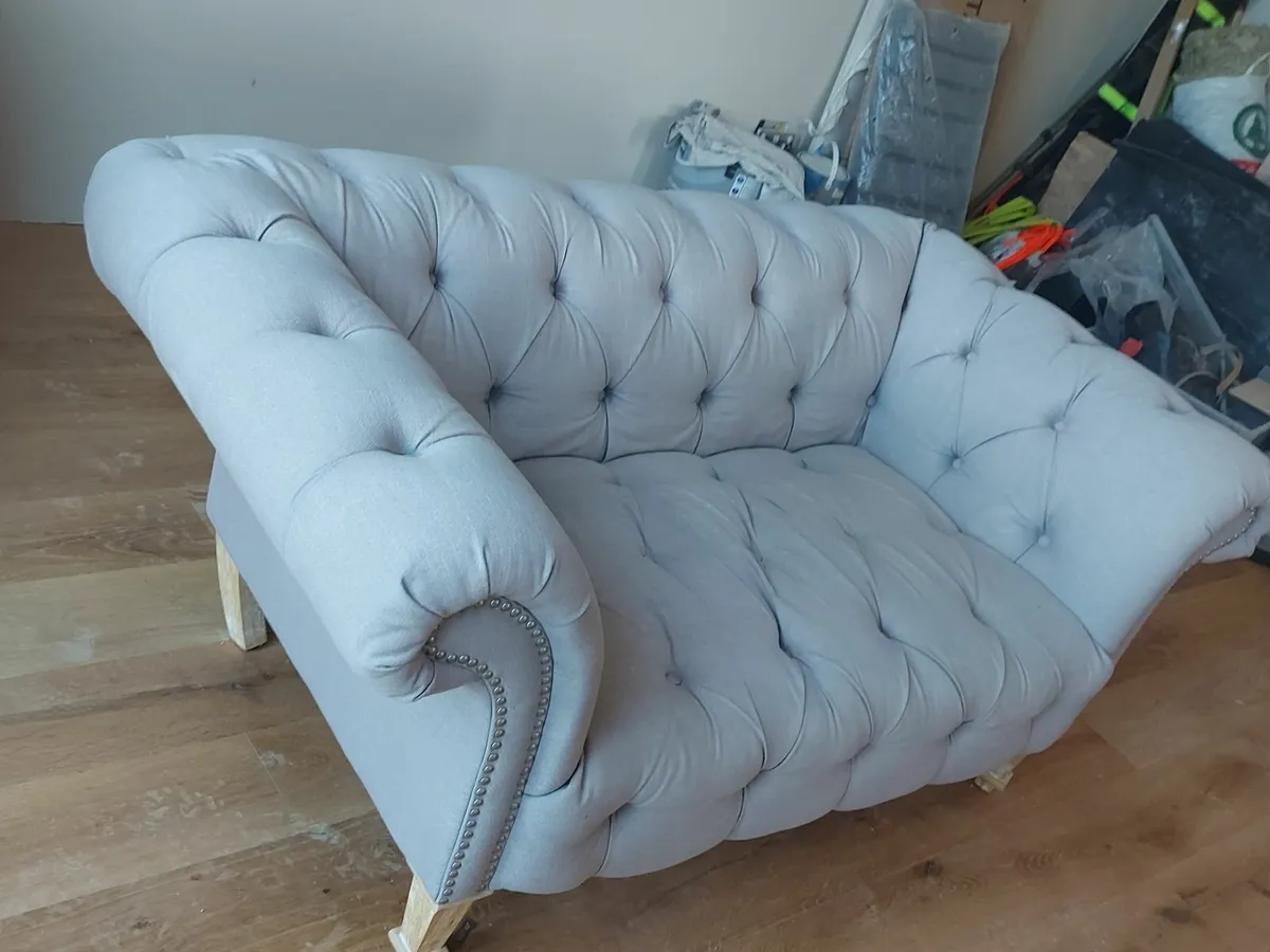 Classic Chesterfield couch - Image 4