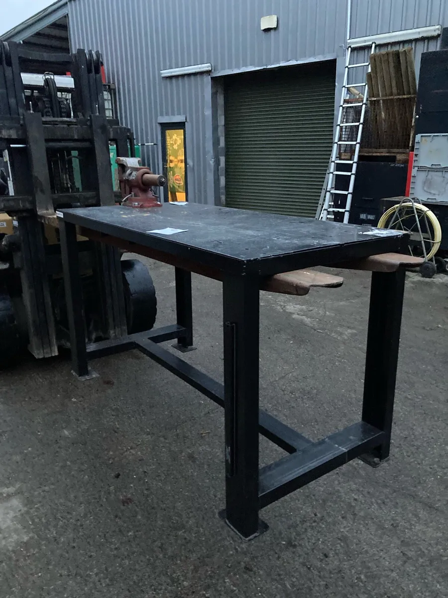 Steel work bench with duel swivel vice - Image 2