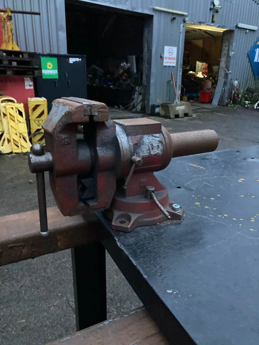 Steel work bench with duel swivel vice - Image 4