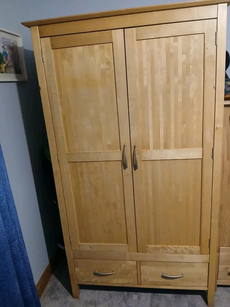 Solid wardrobe - Image 1