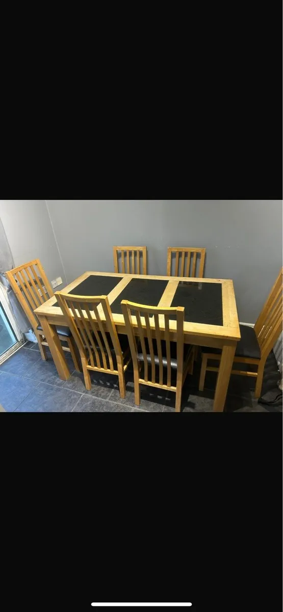 Table and chairs - Image 1