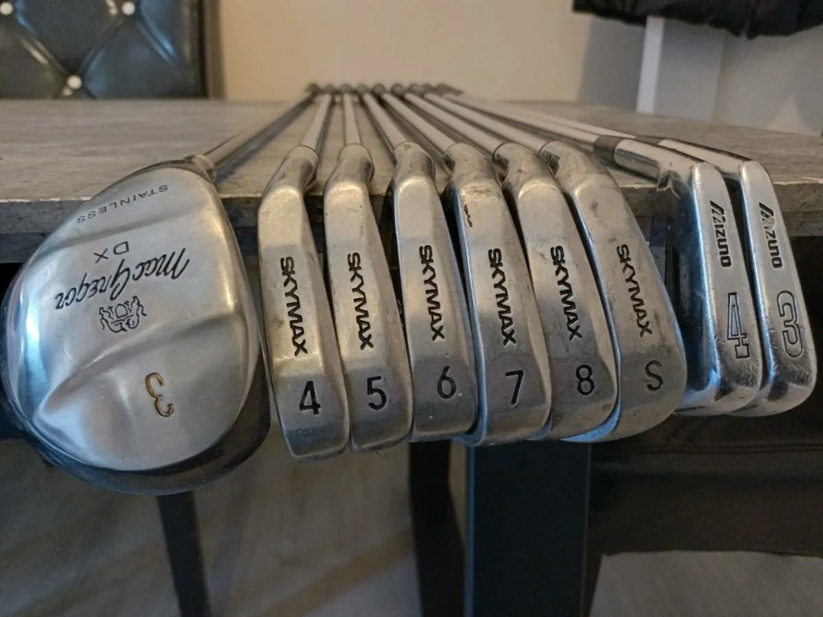A selection of left handed golf clubs. - Image 1