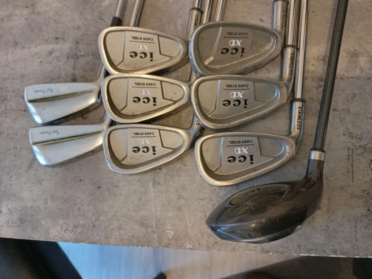 A selection of left handed golf clubs. - Image 2