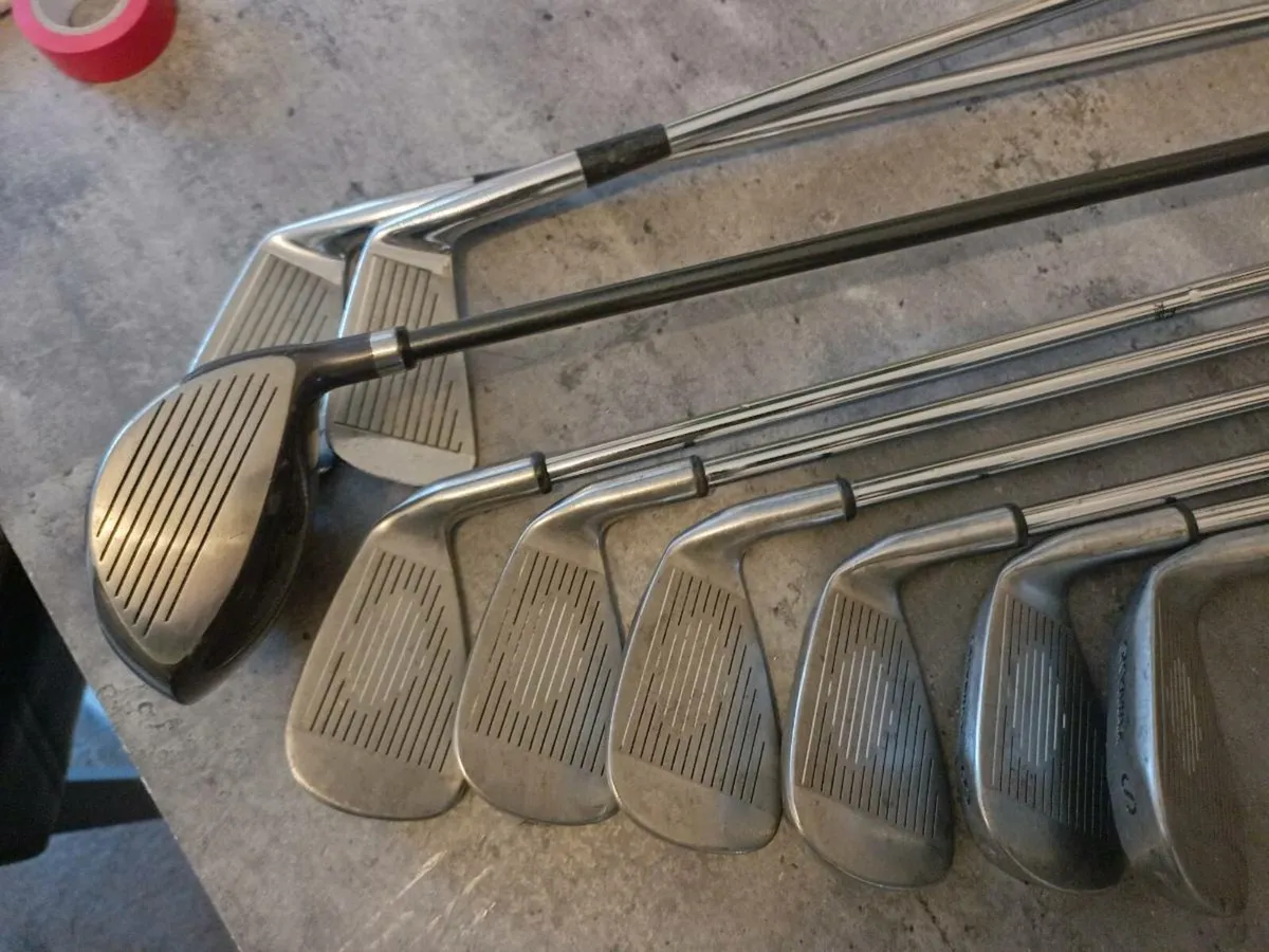 A selection of left handed golf clubs. - Image 3