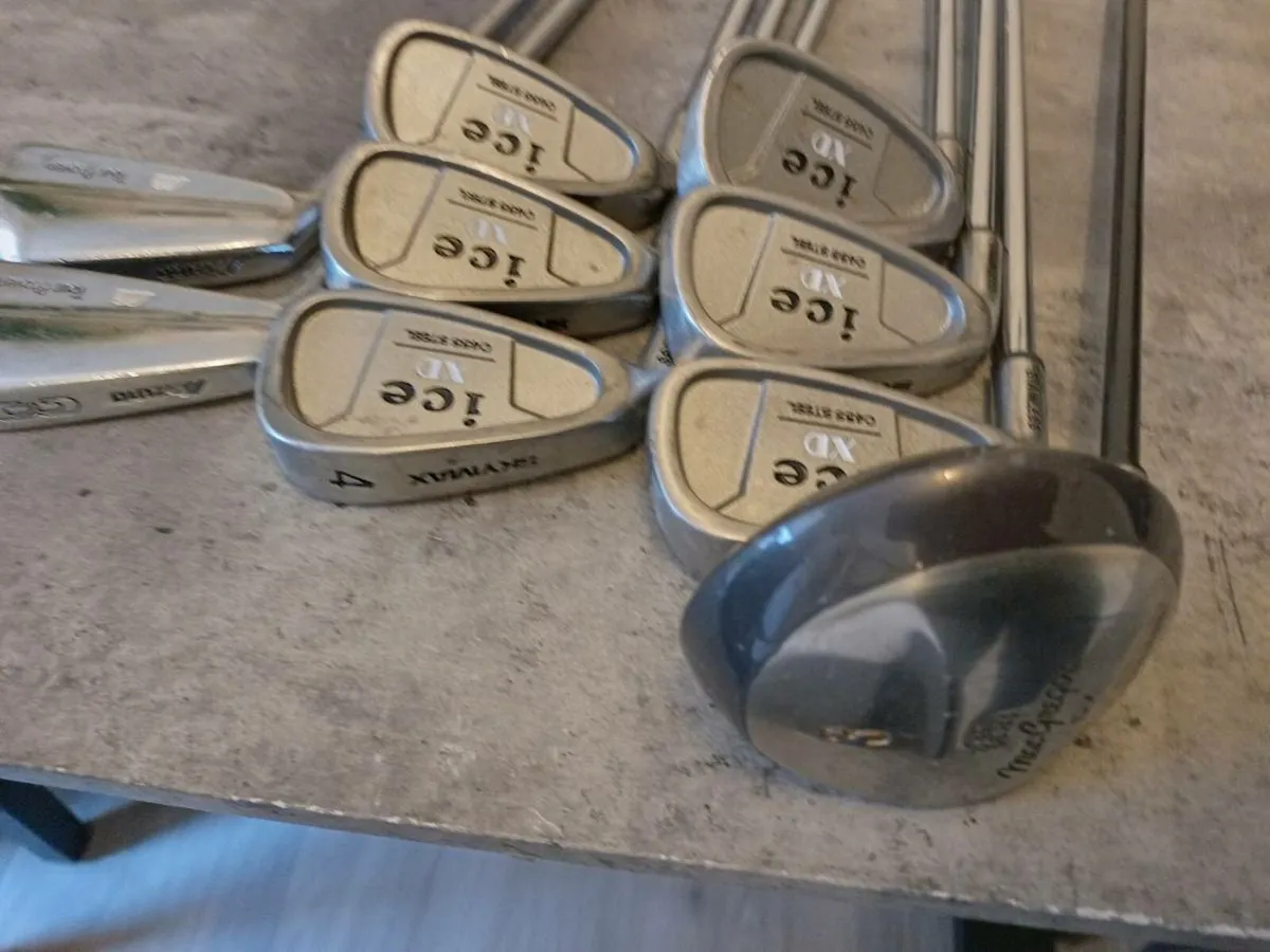 A selection of left handed golf clubs. - Image 4