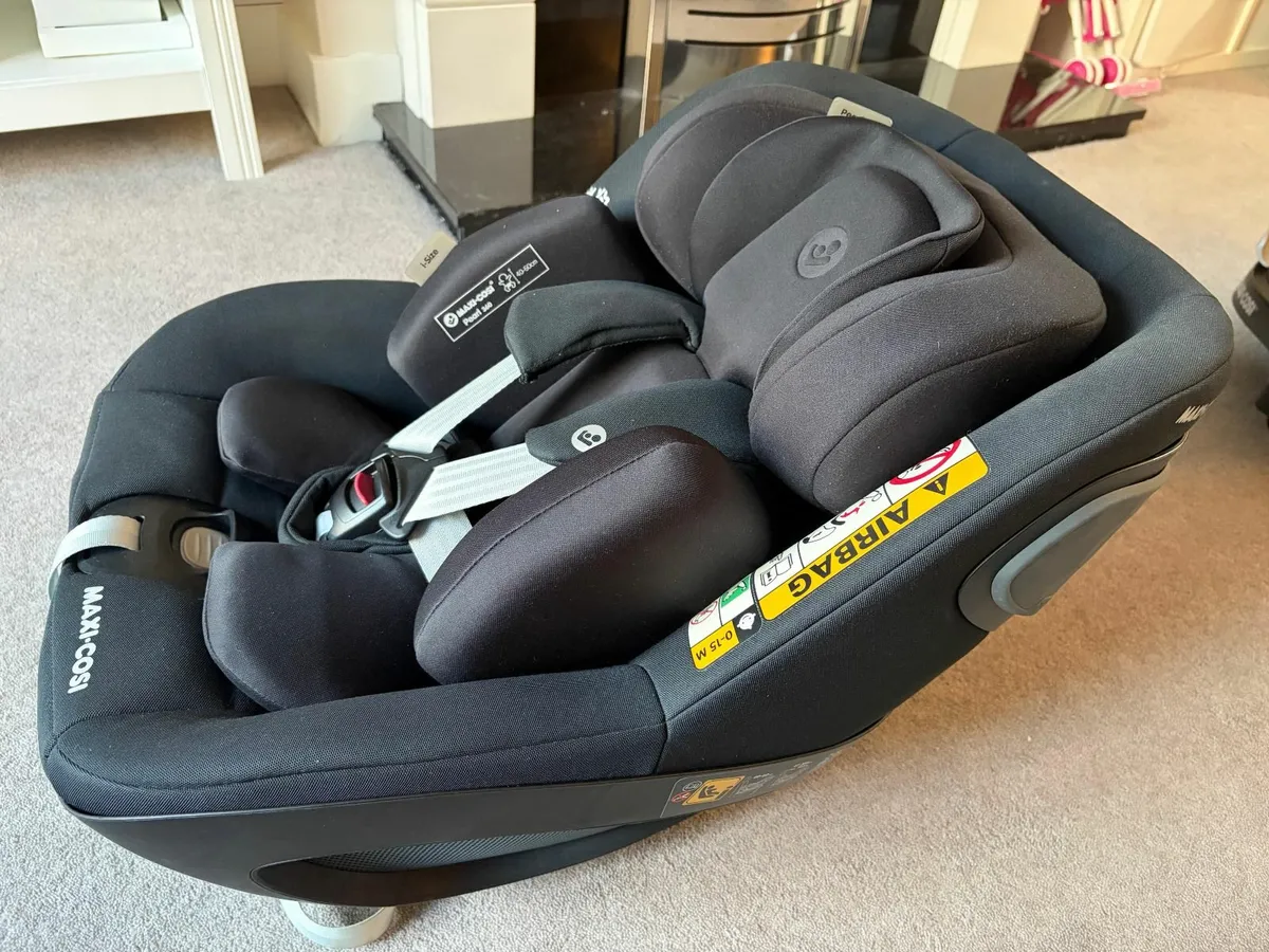 Maxi Cosi Pearl 360 Car Seat and Isofix base - Image 1