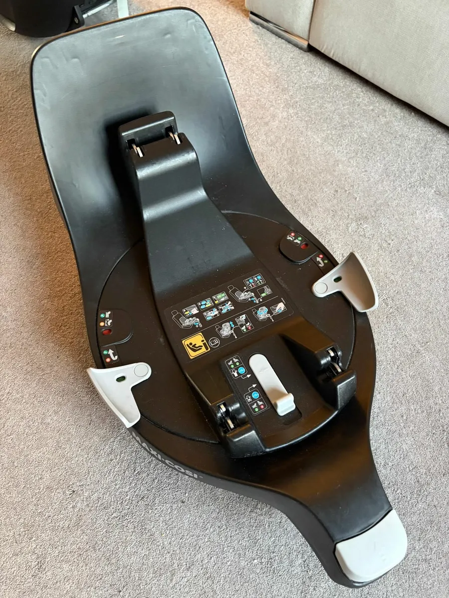 Maxi Cosi Pearl 360 Car Seat and Isofix base - Image 3