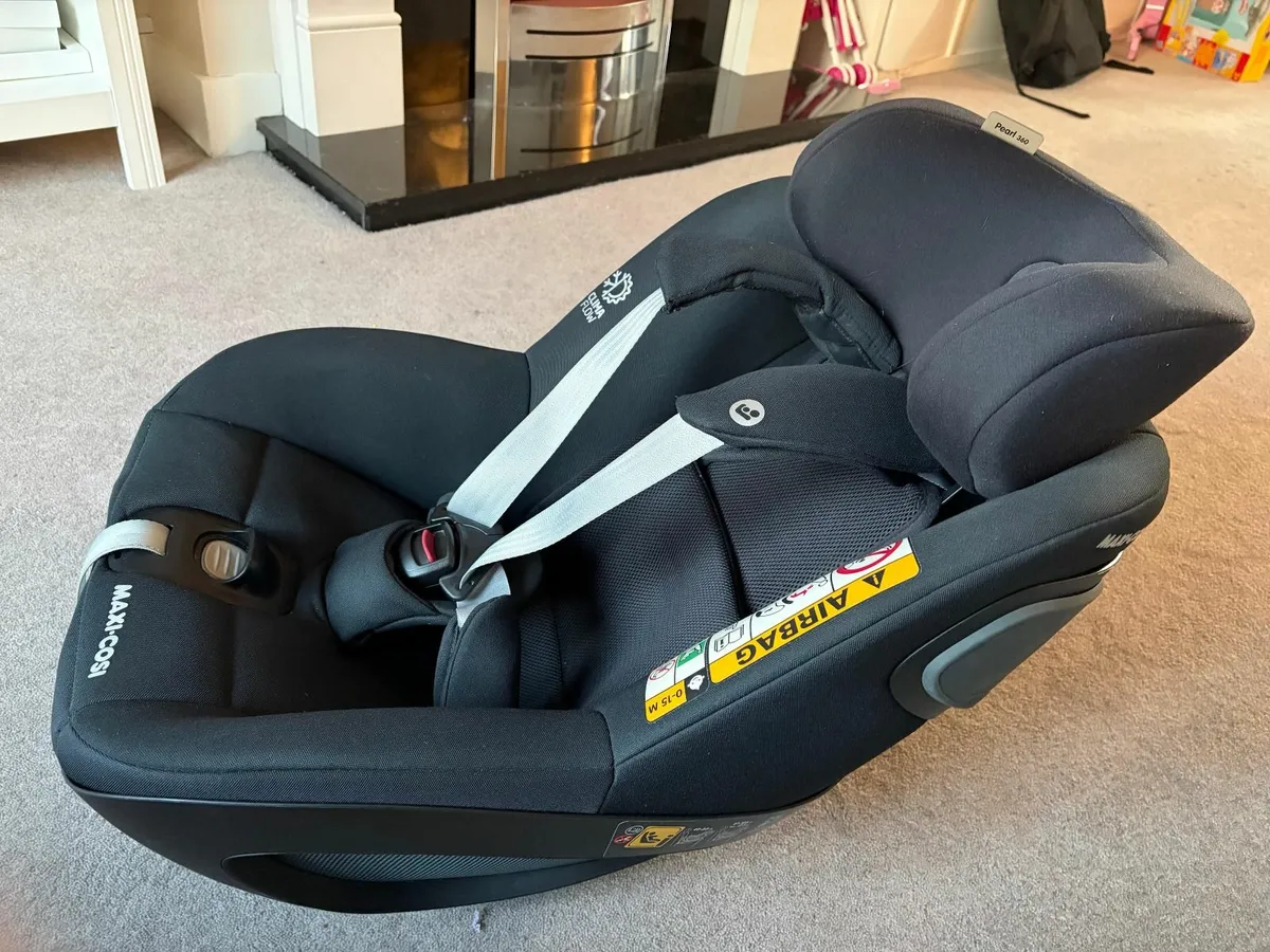 Maxi Cosi Pearl 360 Car Seat and Isofix base - Image 4