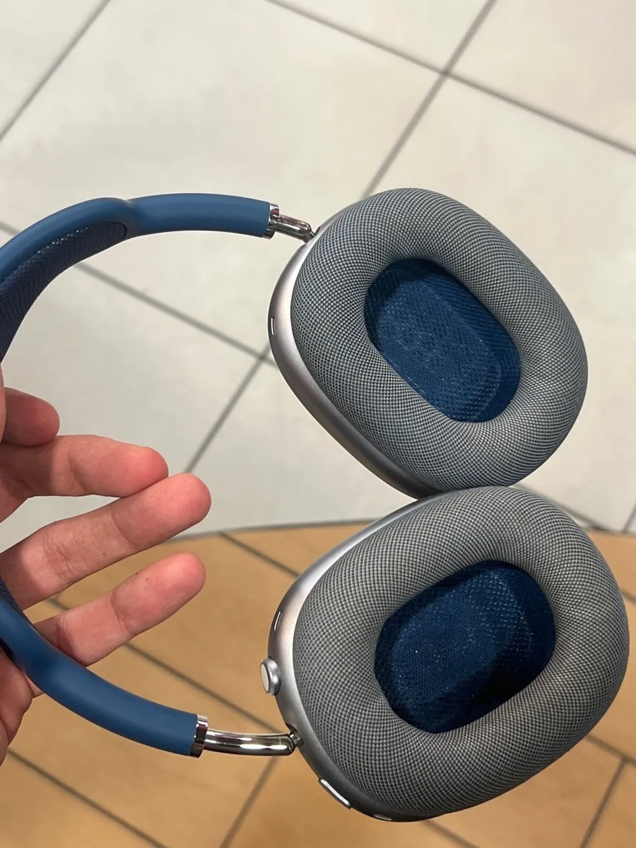 Airpods max gen 1 sky blue second hand - Image 1
