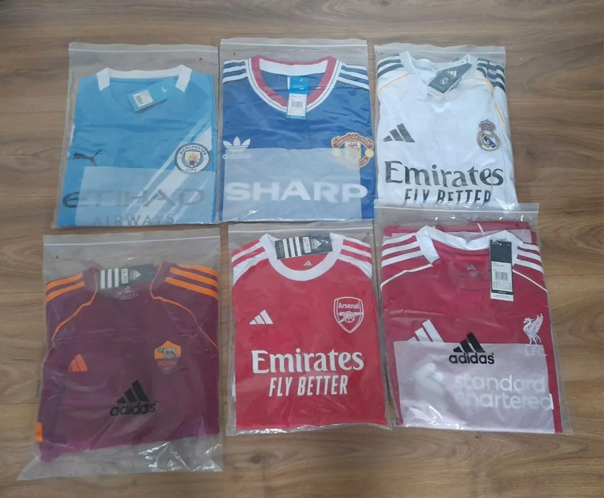 Soccer jerseys/kits and tracksuits - Image 3