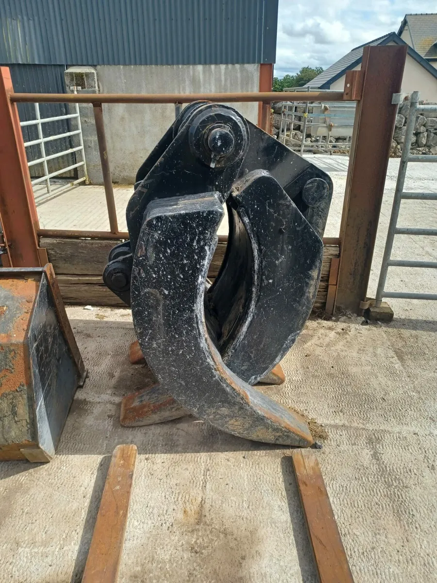 Grab for a 20 Tonne Digger - Image 1