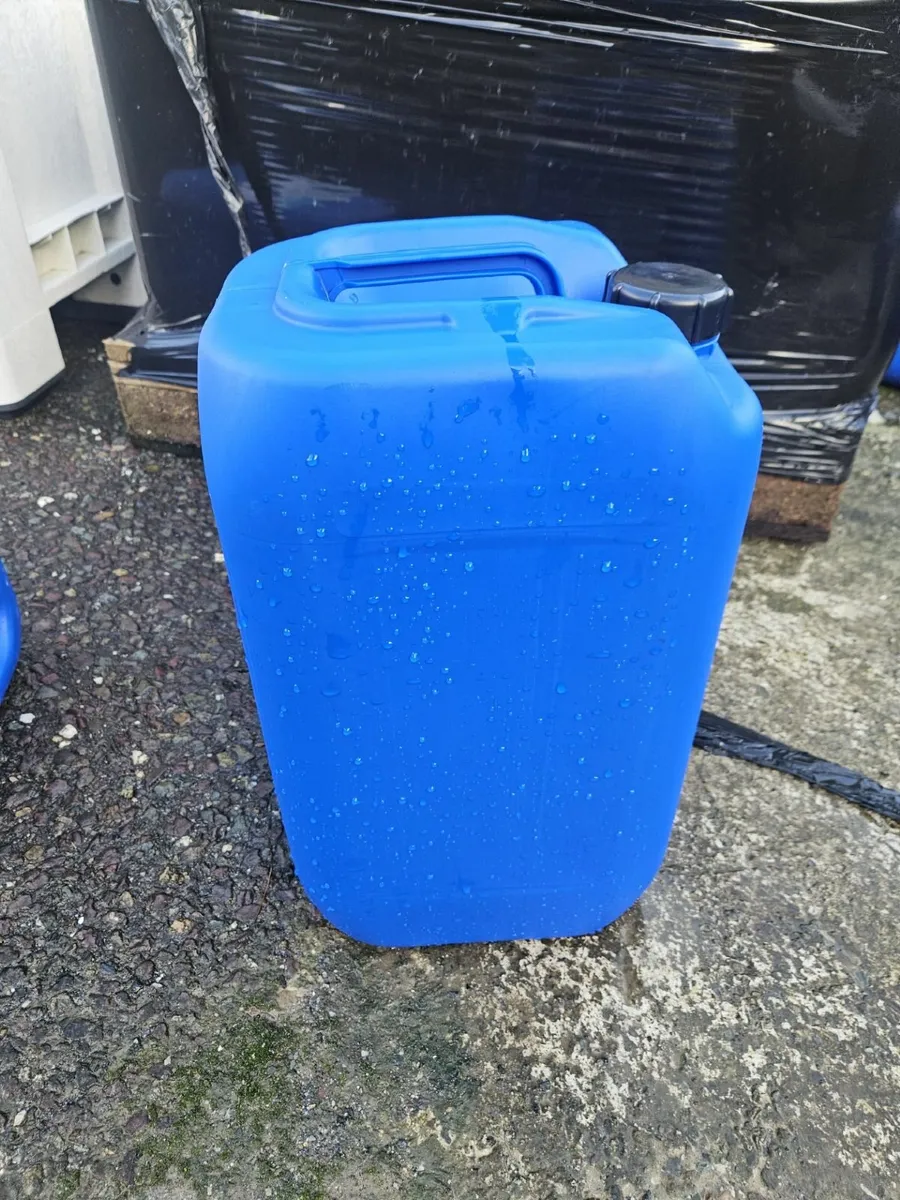 5 gallon drums - Image 1