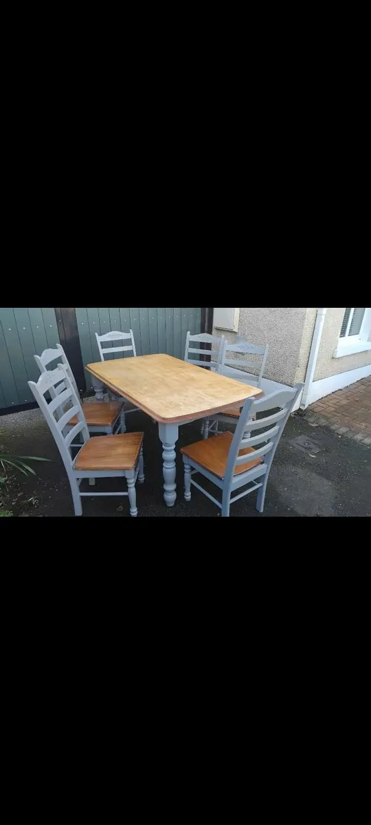 Table and 6 chairs - Image 1
