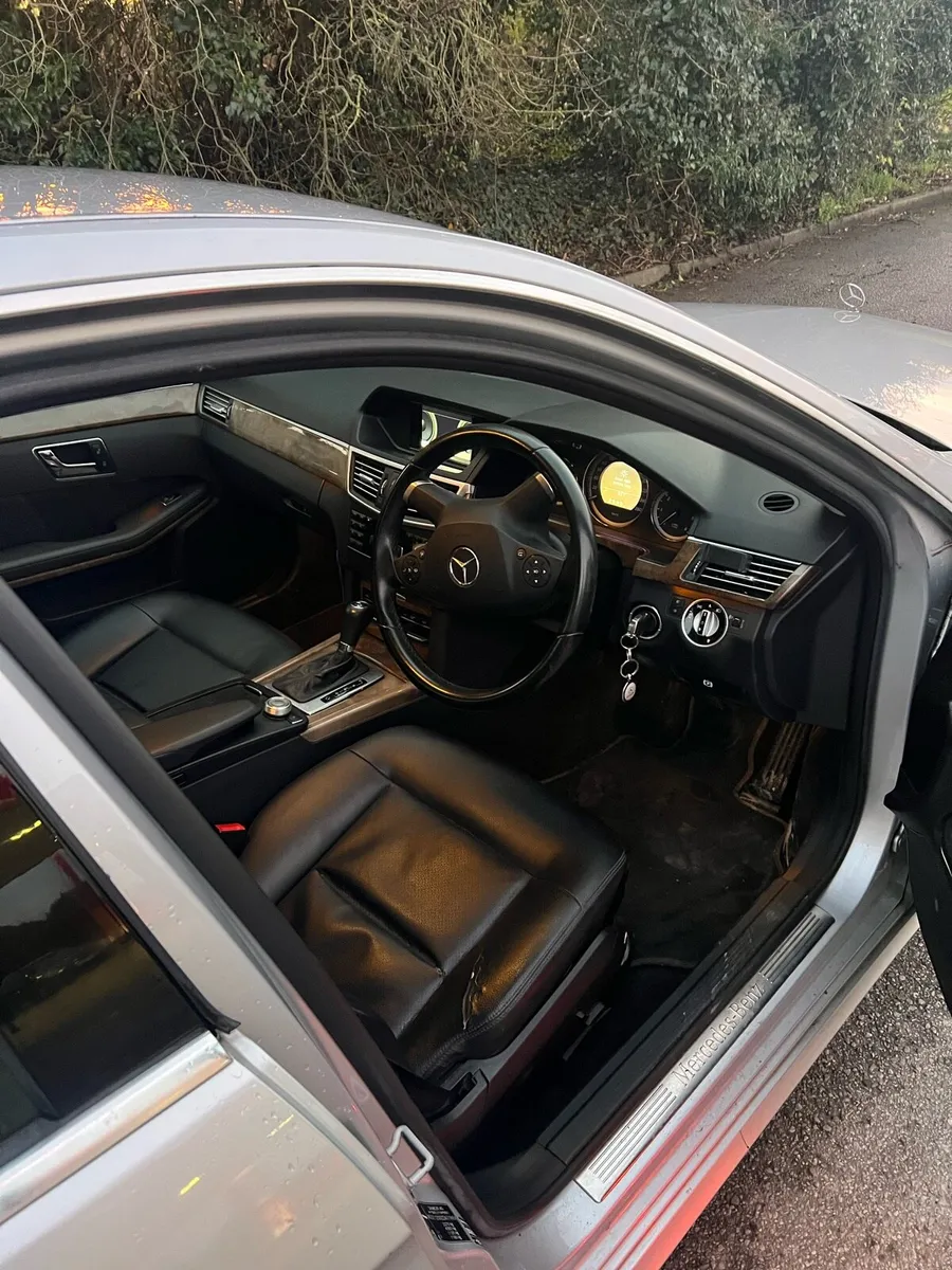 Mercedes benz E220 - Image 3