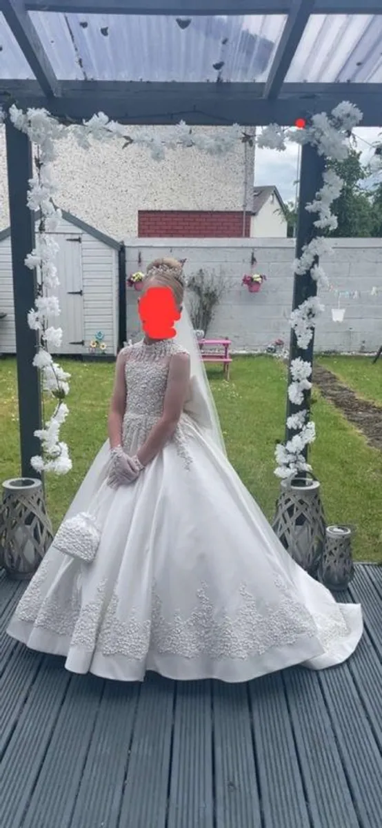 Communion dress, hoop, veil, bag, hairpiece, umbrella - Image 2