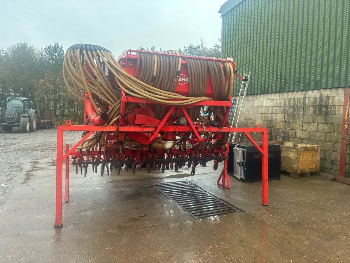 Kuhn grain and fertiliser drill - Image 2