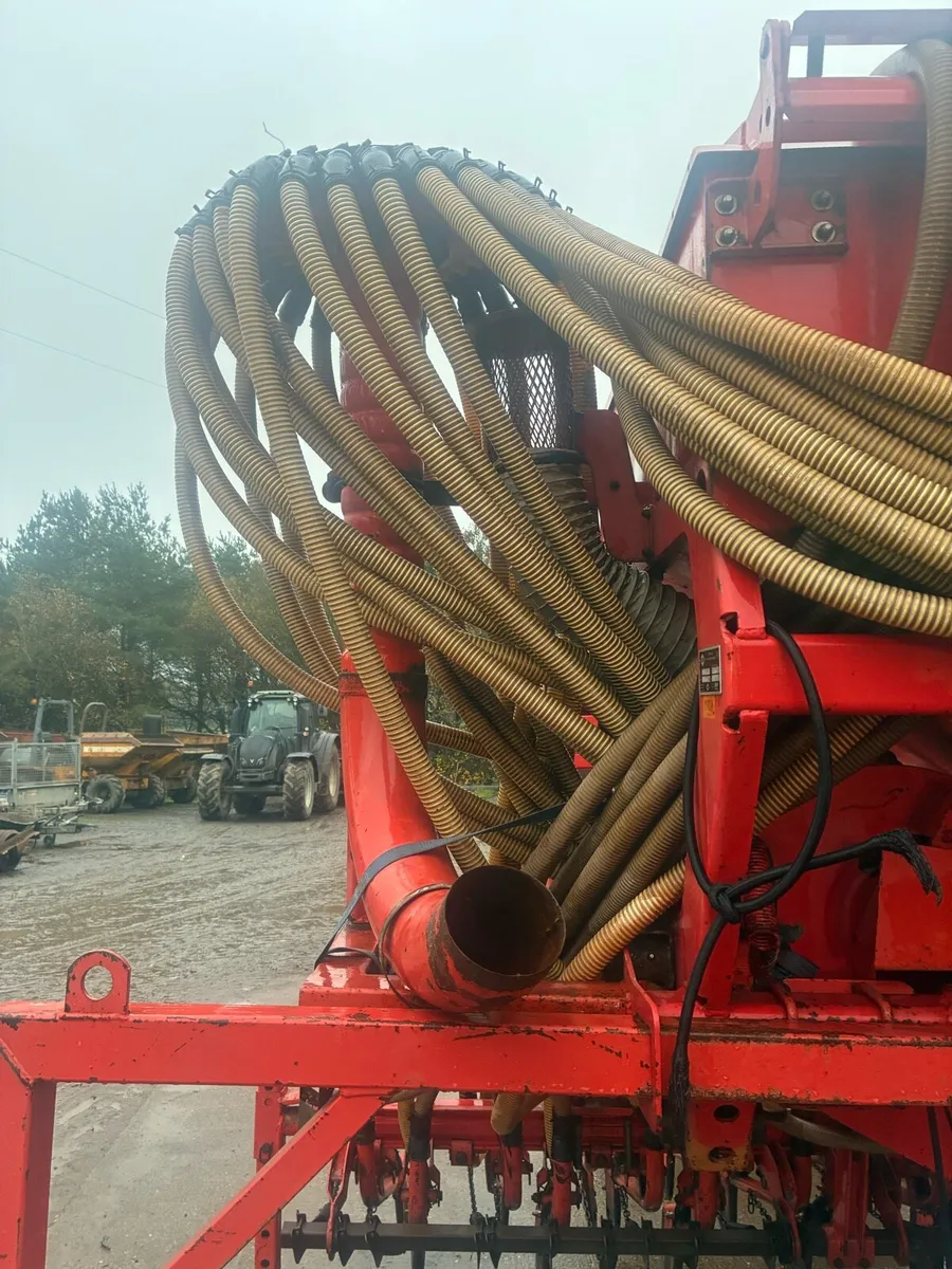 Kuhn grain and fertiliser drill - Image 3