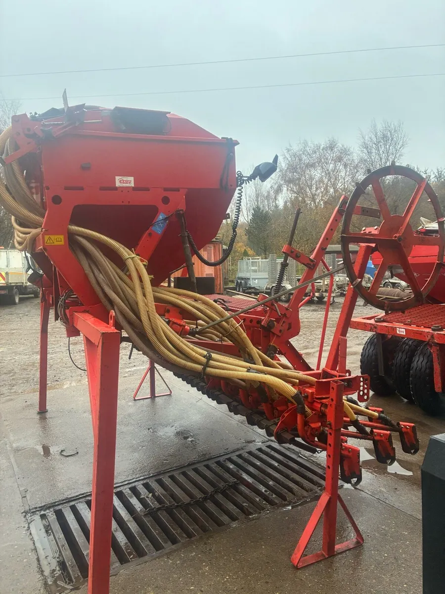 Kuhn grain and fertiliser drill - Image 4