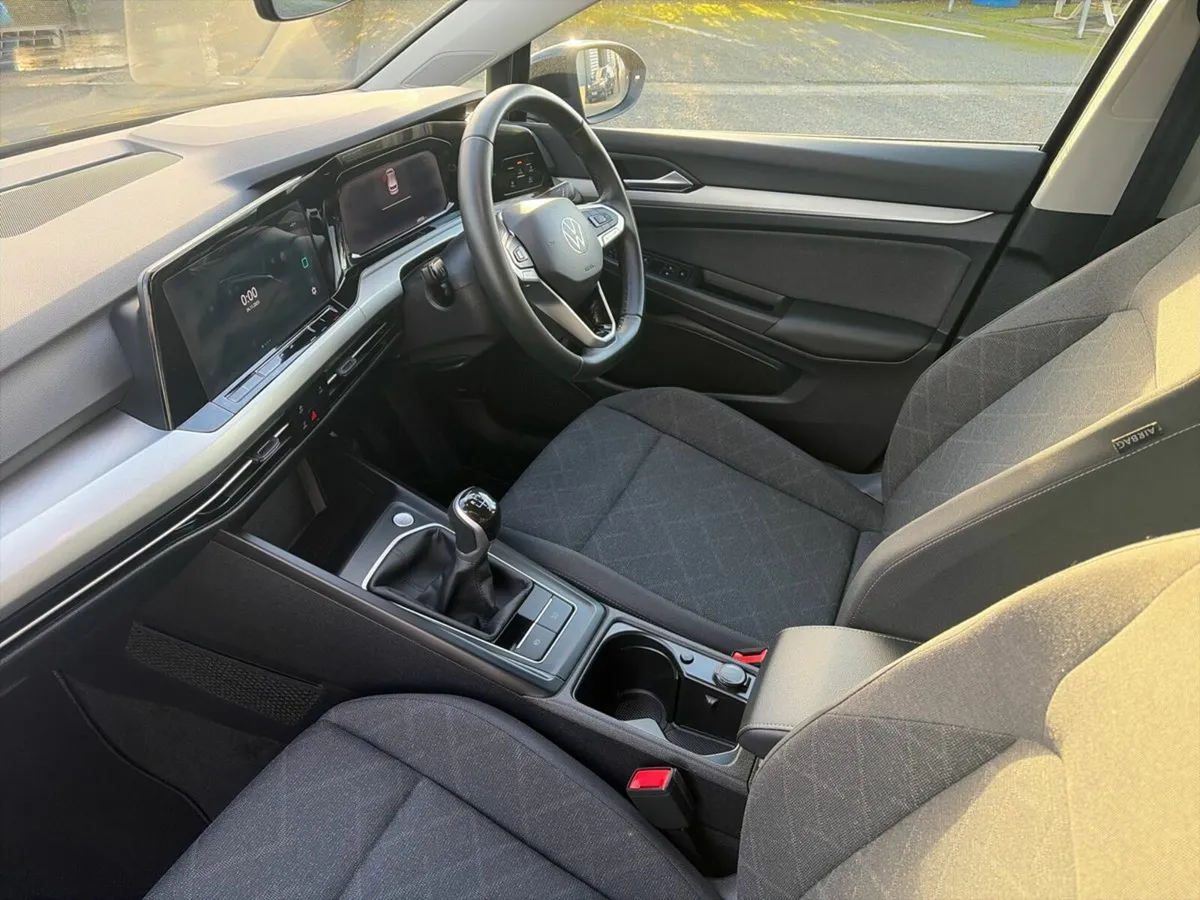 Volkswagen Golf LIFE 2.0 TDI 115HP MANUAL - Image 3