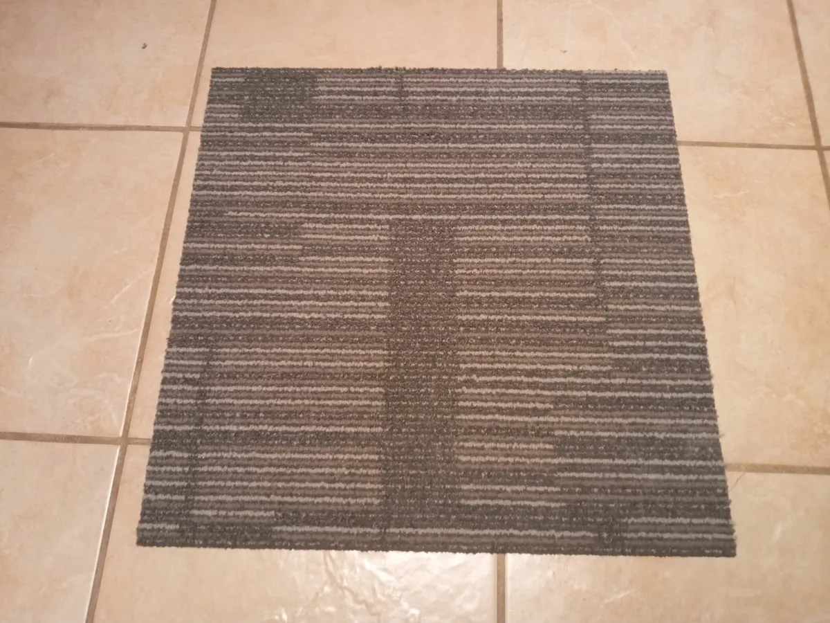 250 Carpet Tiles for Sale - Image 1