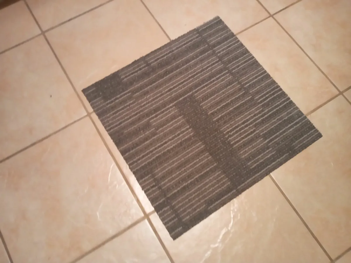 250 Carpet Tiles for Sale - Image 3