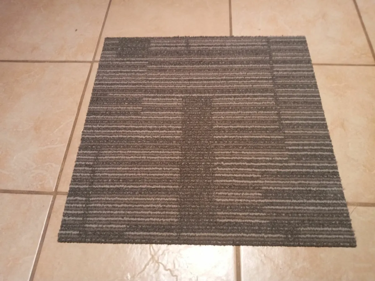 250 Carpet Tiles for Sale - Image 1