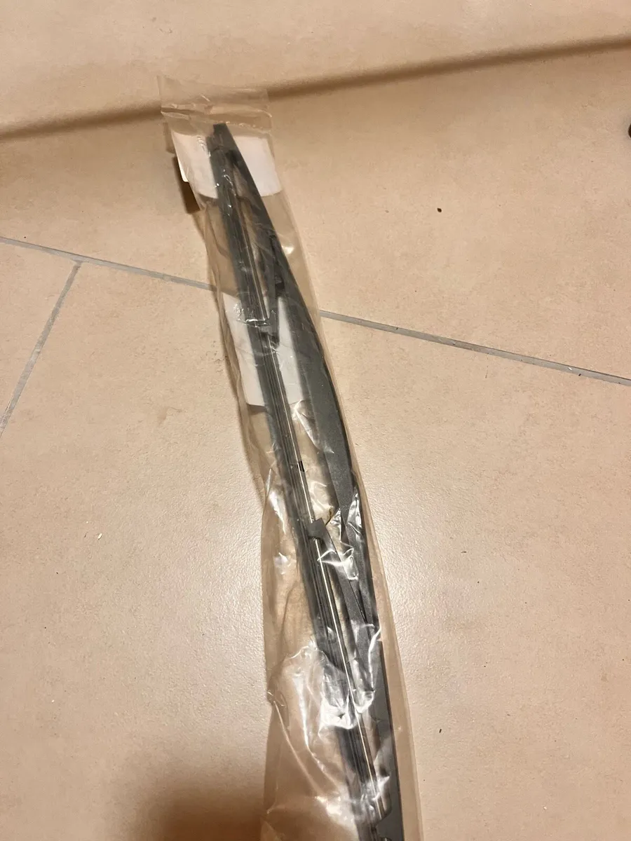 Mazda 2 windscreen wiper - Image 1