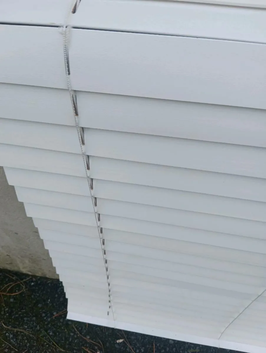 5 ft ivory coulor timber blind, perfect condition, - Image 3