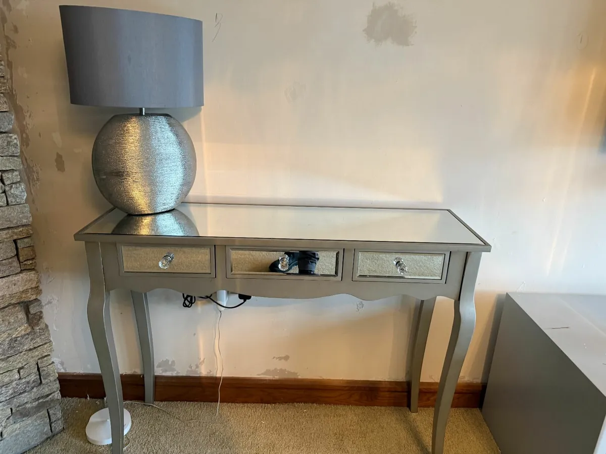 2 x Console Tables and 2 Matching Lamps - Image 3