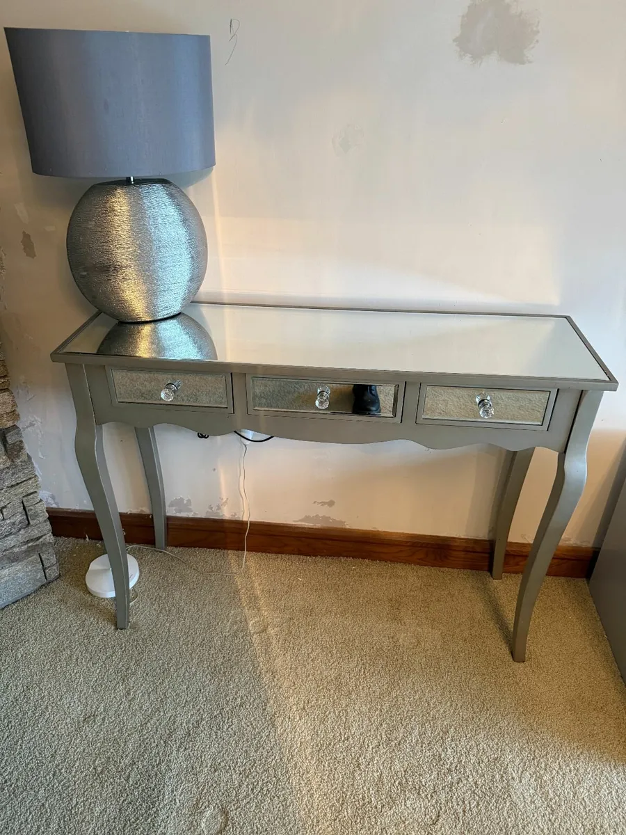 2 x Console Tables and 2 Matching Lamps - Image 4