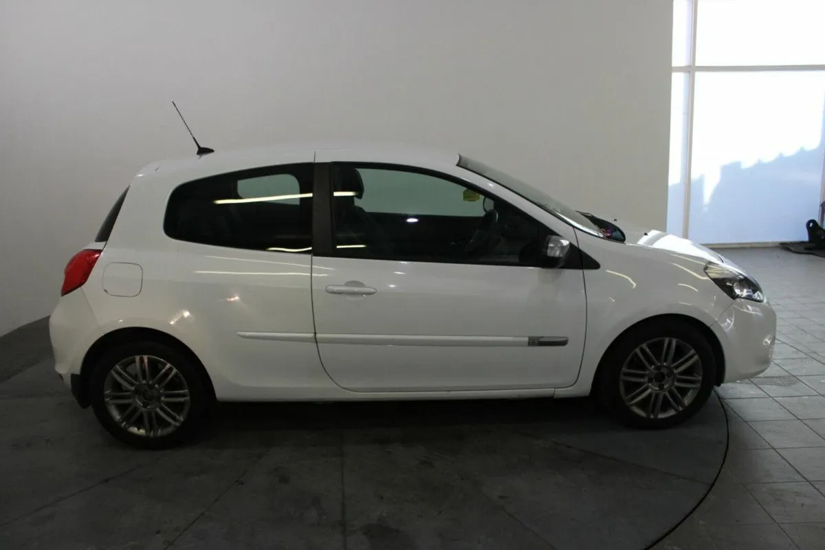 Renault Clio 1.2 Dynamique TOM TOM 3DR - Image 3