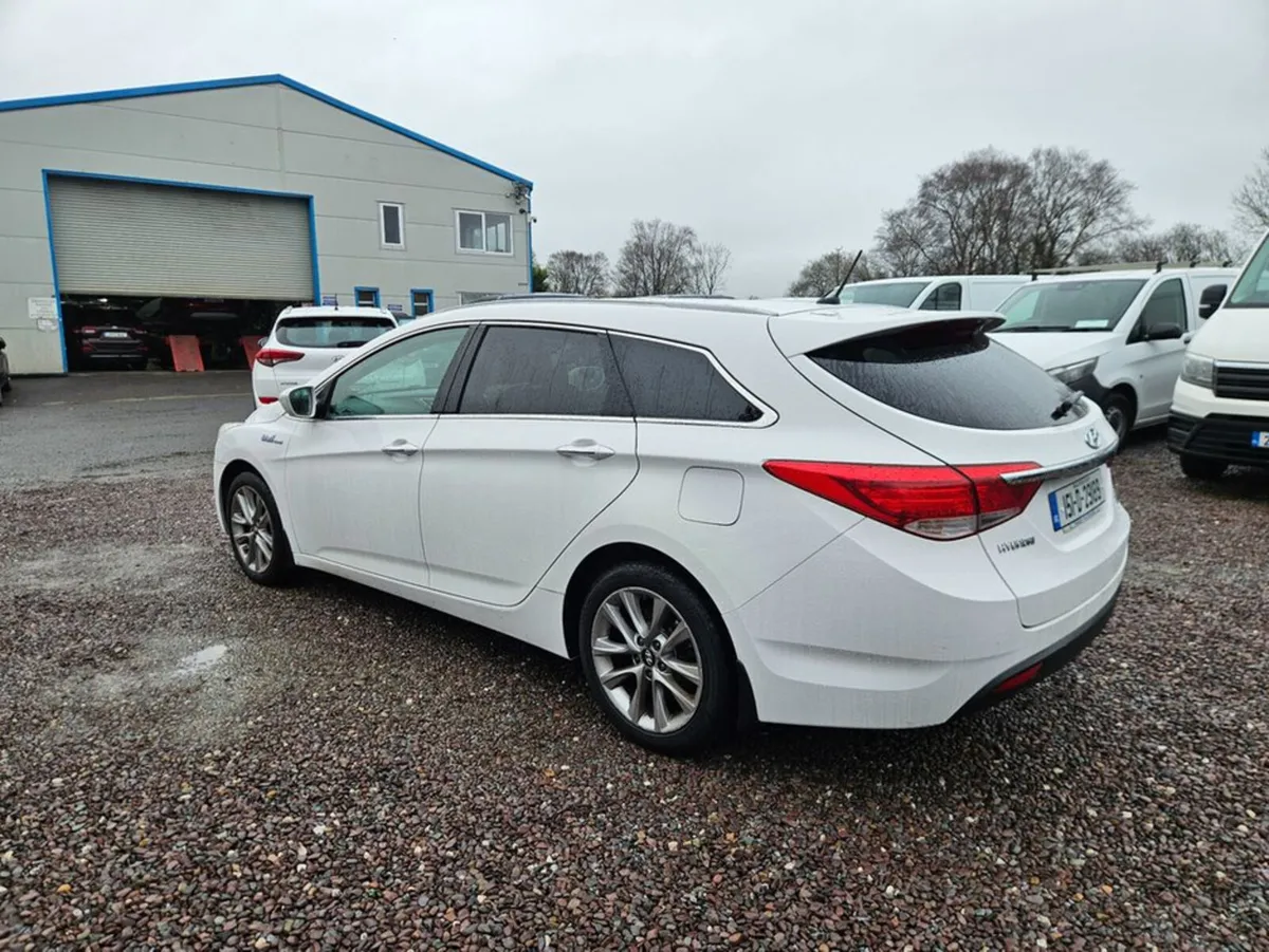 Hyundai i40 Tourer Executive 5DR - Image 2