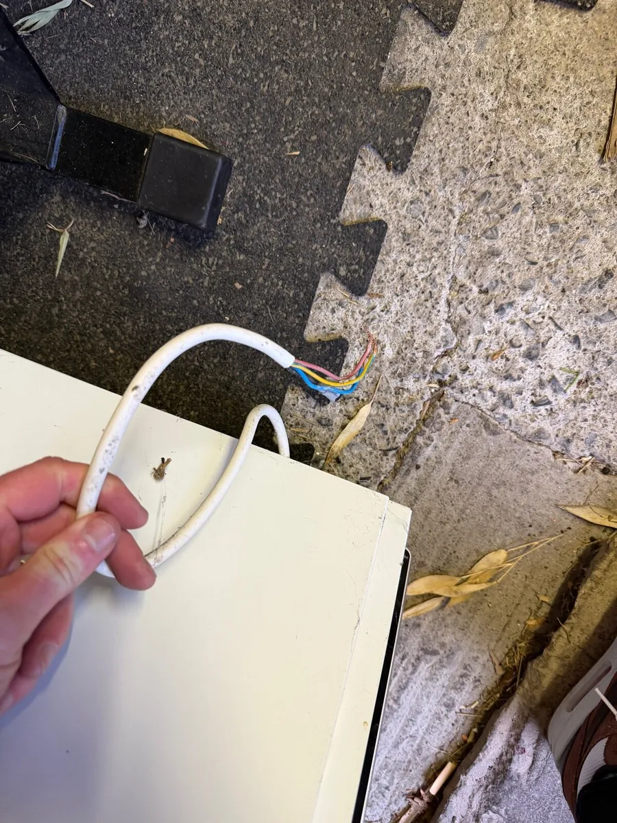 Heater for free needs plug - Image 3