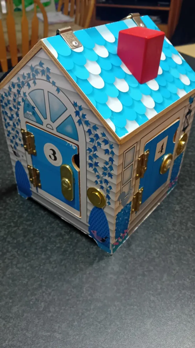 Melissa and Doug Wooden Doorbell house - Image 4