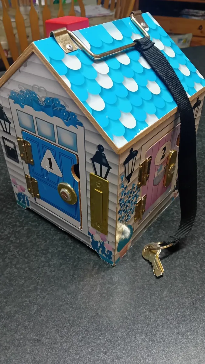 Melissa and Doug Wooden Doorbell house - Image 1