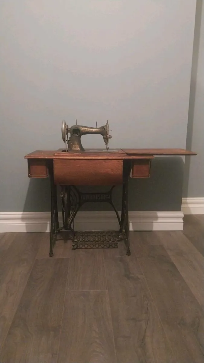 Singer Sewing Machine - Image 2
