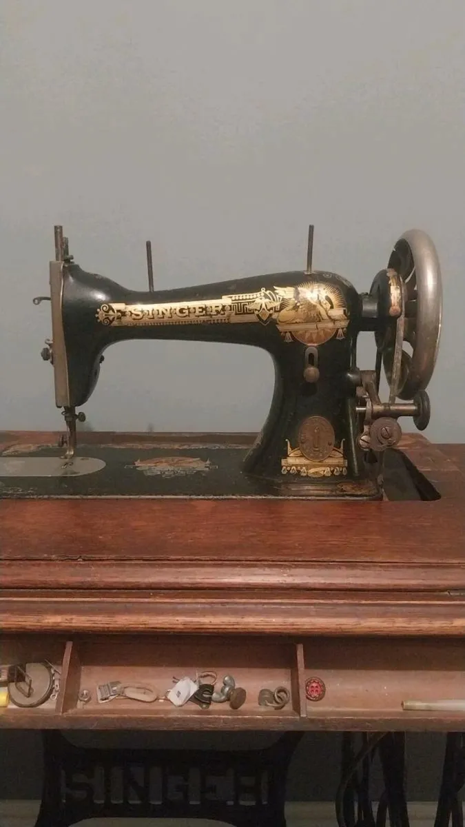 Singer Sewing Machine - Image 3