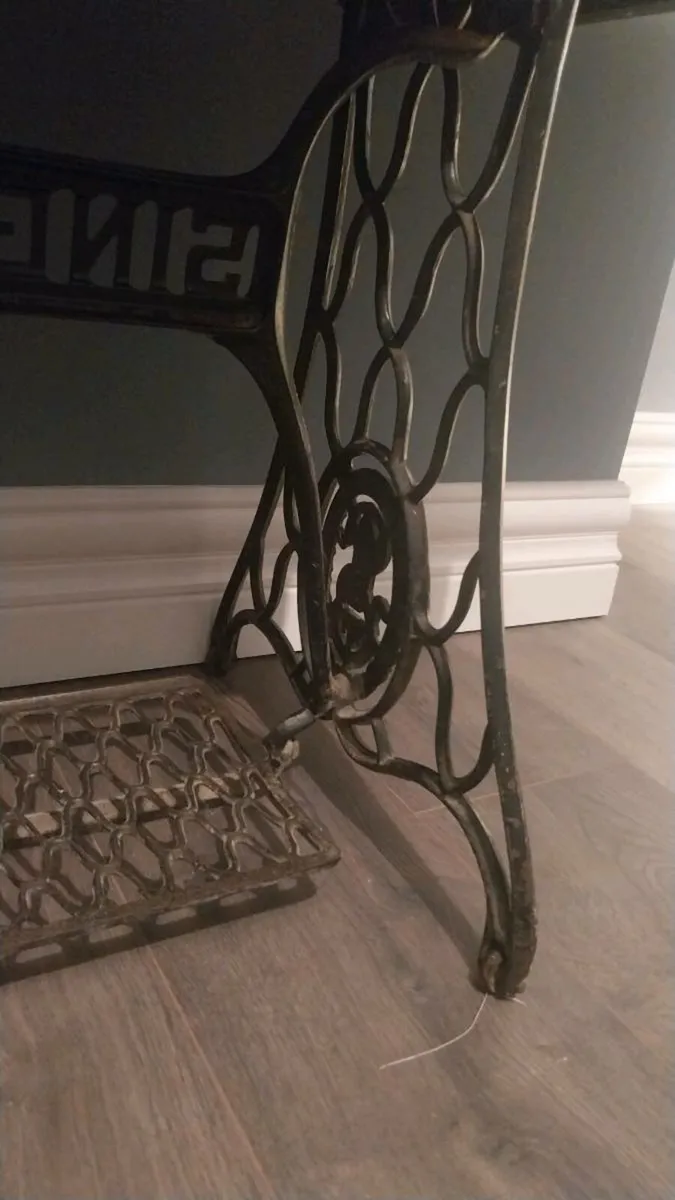 Singer Sewing Machine - Image 4