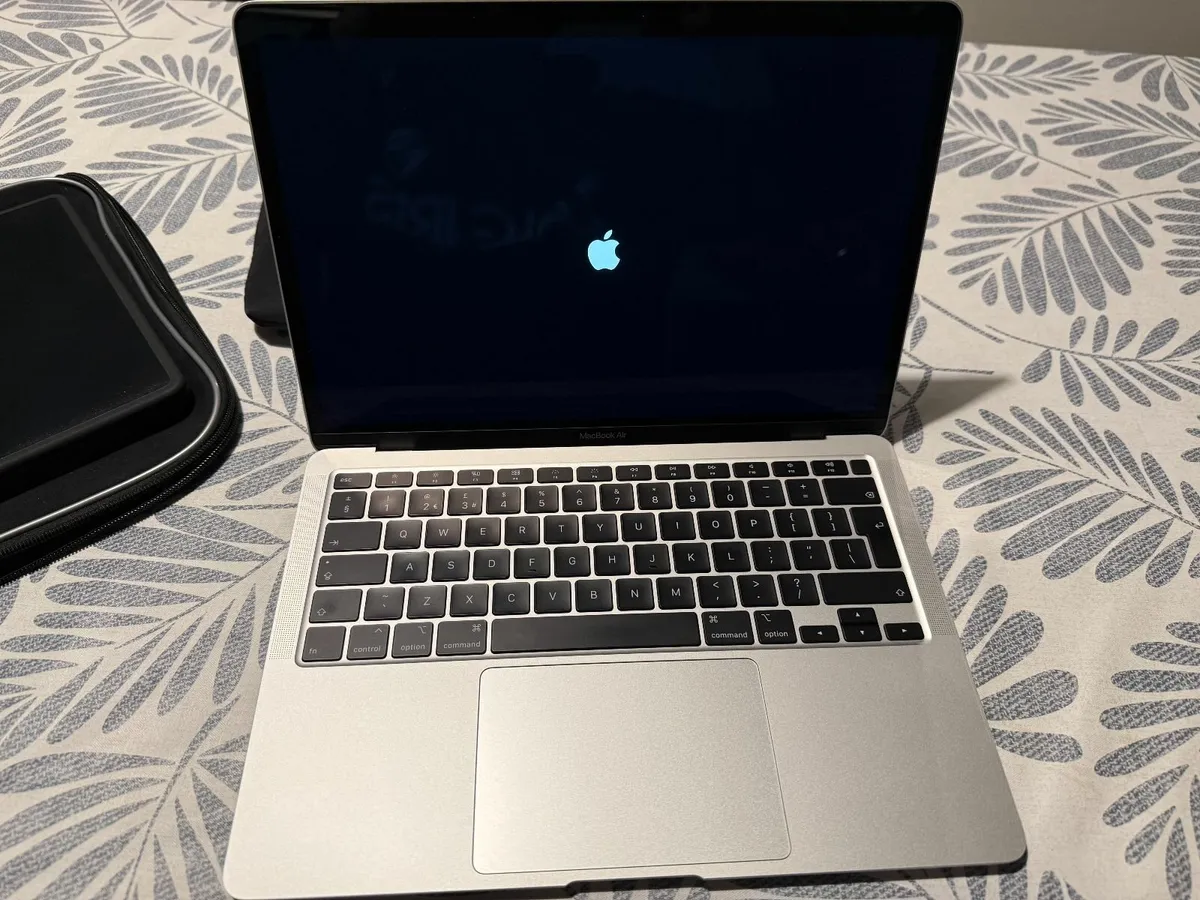 MacBook Air 13"  YEAR 2020 - Image 2