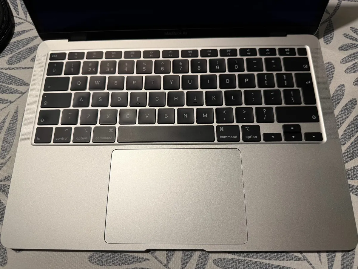 MacBook Air 13"  YEAR 2020 - Image 3
