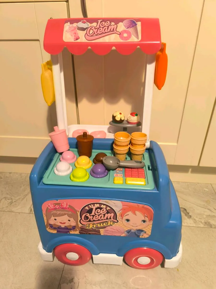 Ice Cream truck with accessories - Image 1