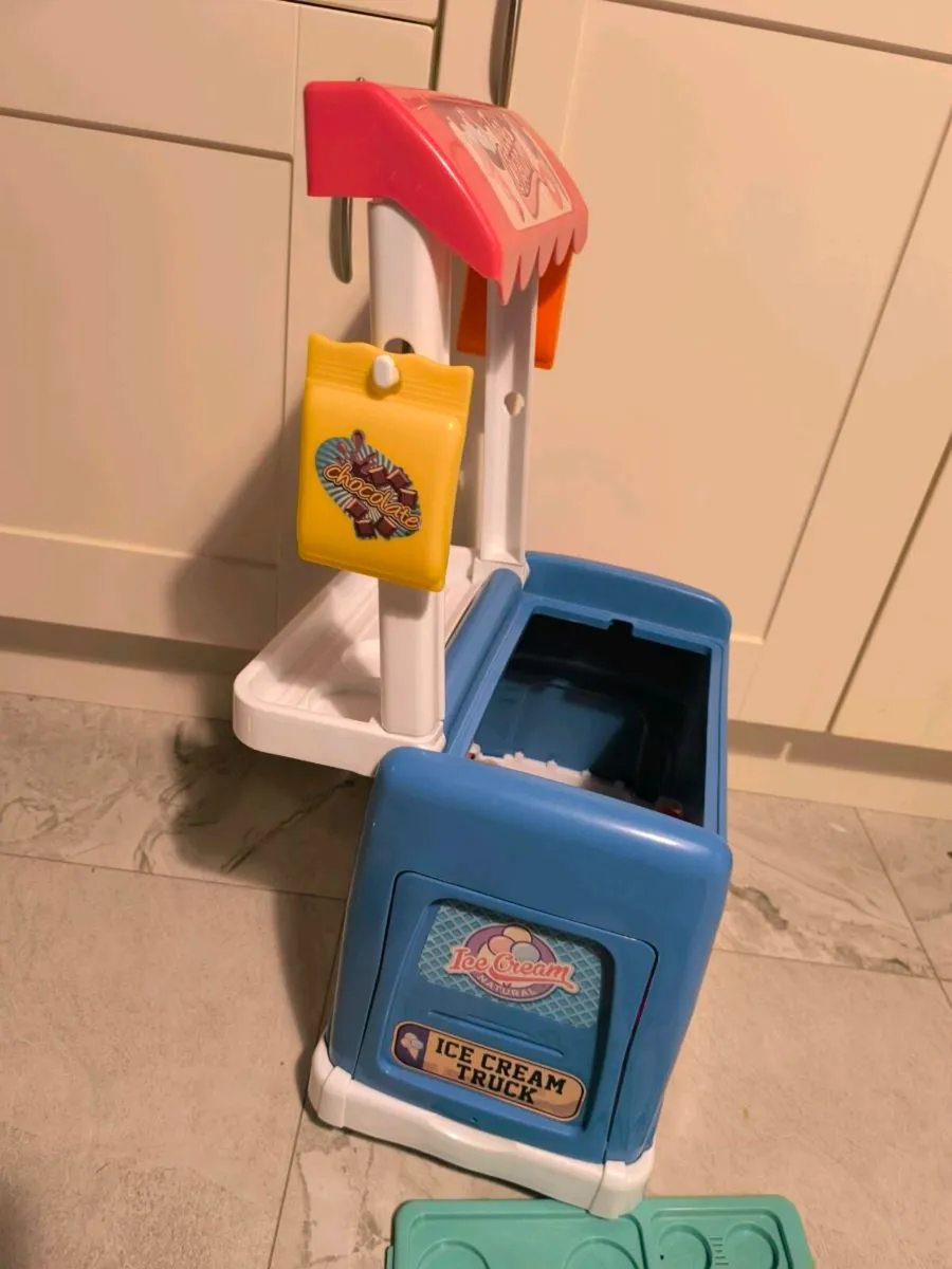 Ice Cream truck with accessories - Image 4