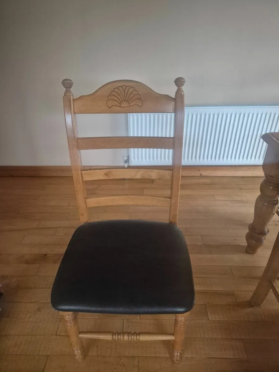 Table and chairs - Image 1