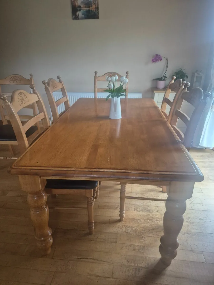 Table and chairs - Image 2