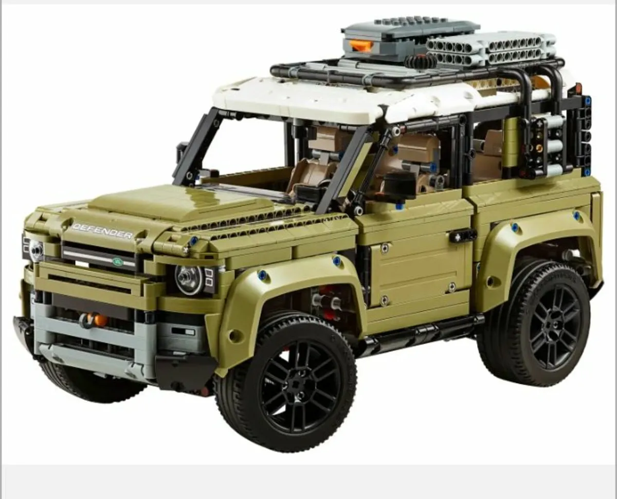 Lego Technic 42110 Land Rover Defender - Image 4