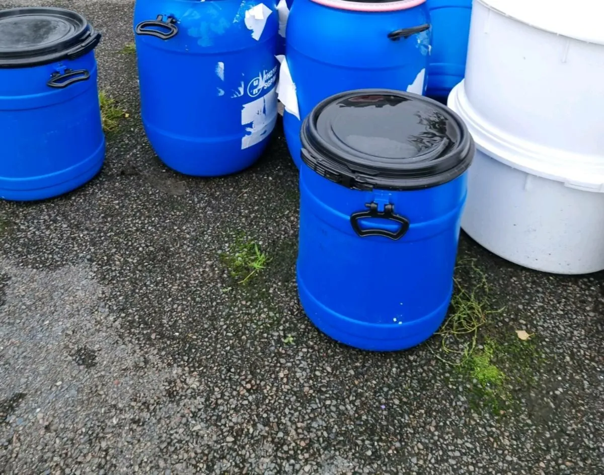 30L plastic barrels with clamped